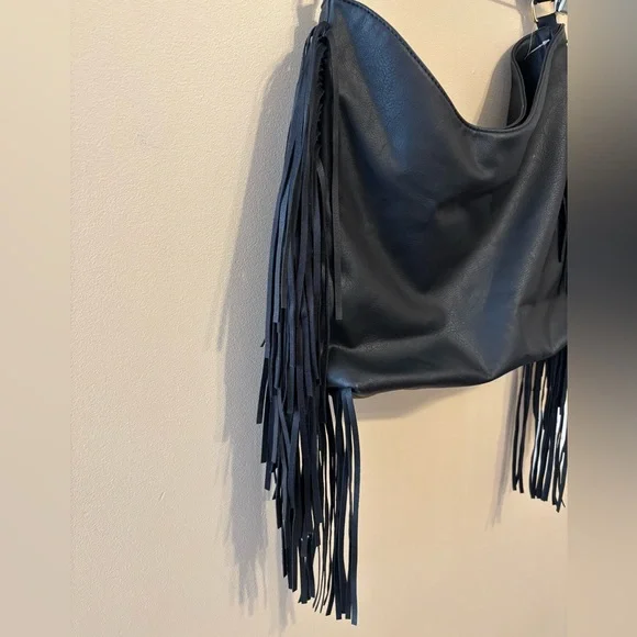 NWOT Black Fringe Hobo Shoulder Bag - Sleek Everyday Carry - Picture 3 of 8